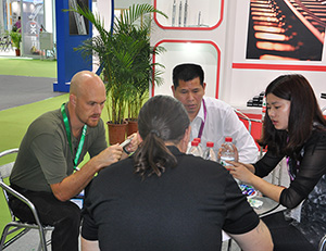 曼卡特展會(huì)中與客戶商談