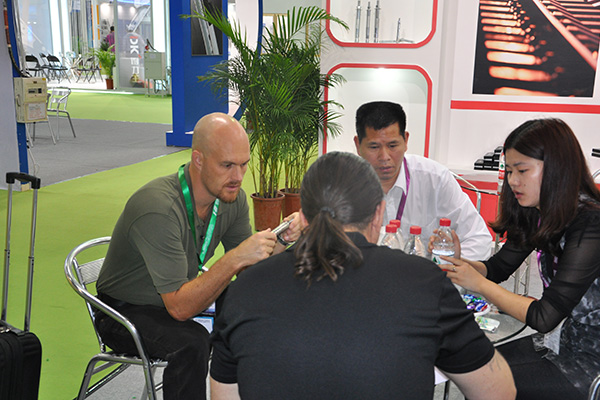 曼卡特展會(huì)中與客戶商談