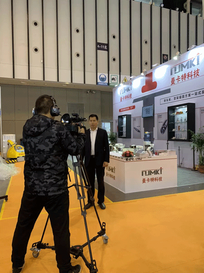 新華網(wǎng)展會上采訪曼卡特徐總