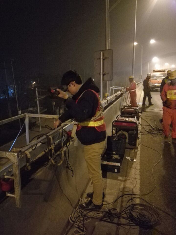 四環(huán)路掛板加固凌晨3：00分曼卡特錨栓技術(shù)部余工堅守現(xiàn)場指導安裝膠粘模擴底錨栓