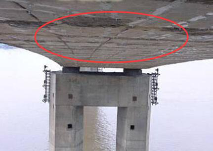 橋梁有裂縫！危險(xiǎn)警告！