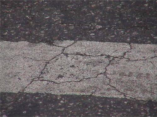 如何根據(jù)裂紋的情況來進(jìn)行道路裂縫修補