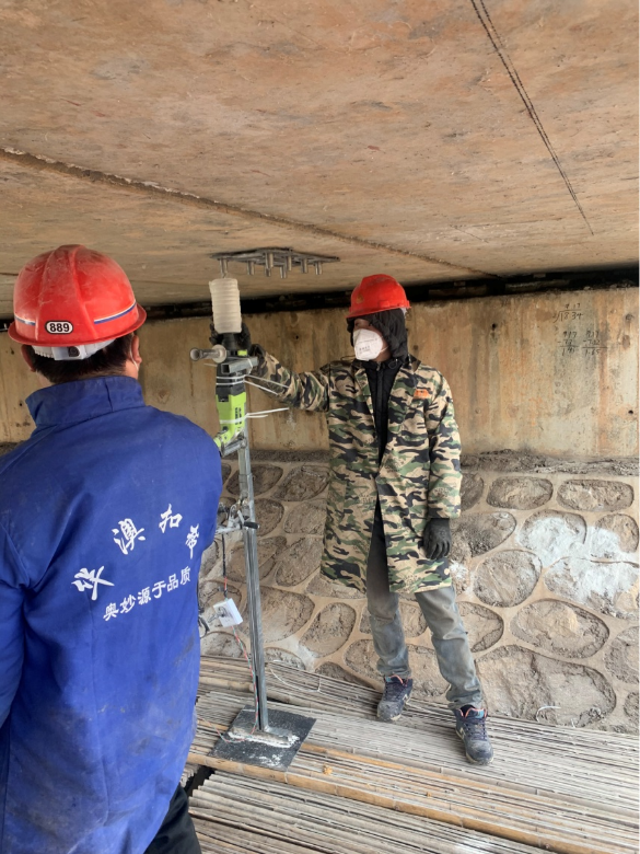 湖南省嘉禾縣車頭大橋多層預(yù)應(yīng)力碳板加固項目4