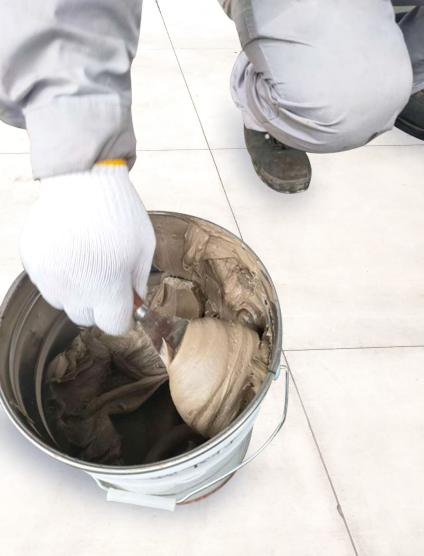 第二步，把A、B組份的膠按照重量比