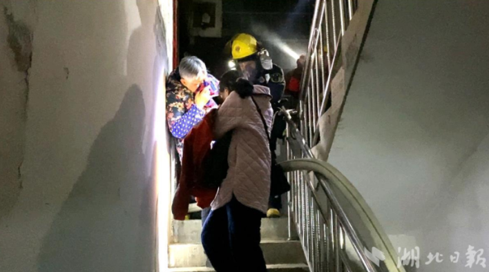 碳纖維布加固｜湖北某地居民樓突發(fā)火災3人被困