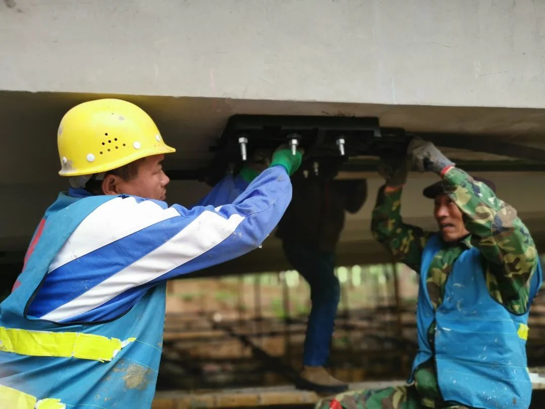 南京曼卡特承建河南清水河大橋 預(yù)應(yīng)力碳纖維板加固工程